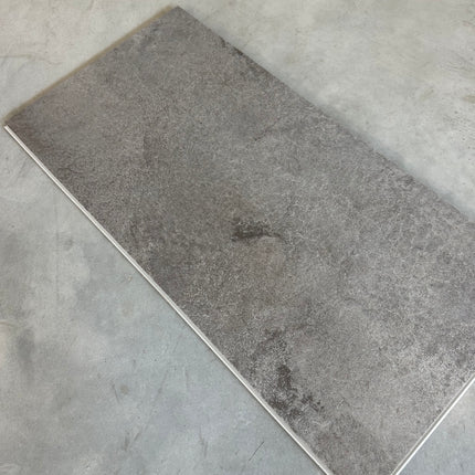 Rigid click PVC tile concrete grey 5,5mm geïntegreerde ondervloer