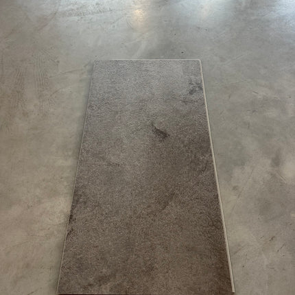 Rigid click PVC tile concrete grey 5,5mm geïntegreerde ondervloer