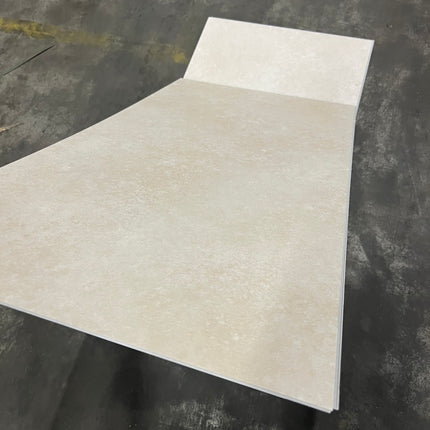 Rigid click PVC betonlook beige 5mm geïntegreerde ondervloer
